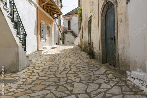 Malerische Gasse in einem griechischen Bergdorf auf Korfu photo
