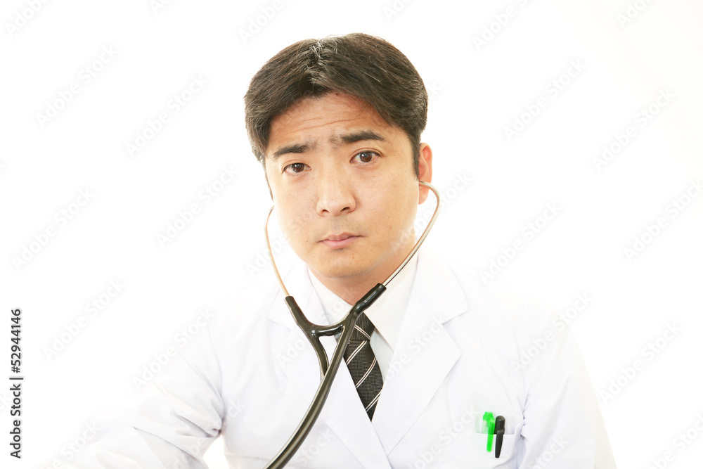 診療中の真剣な表情の医師 診療中の真剣な表情の医師