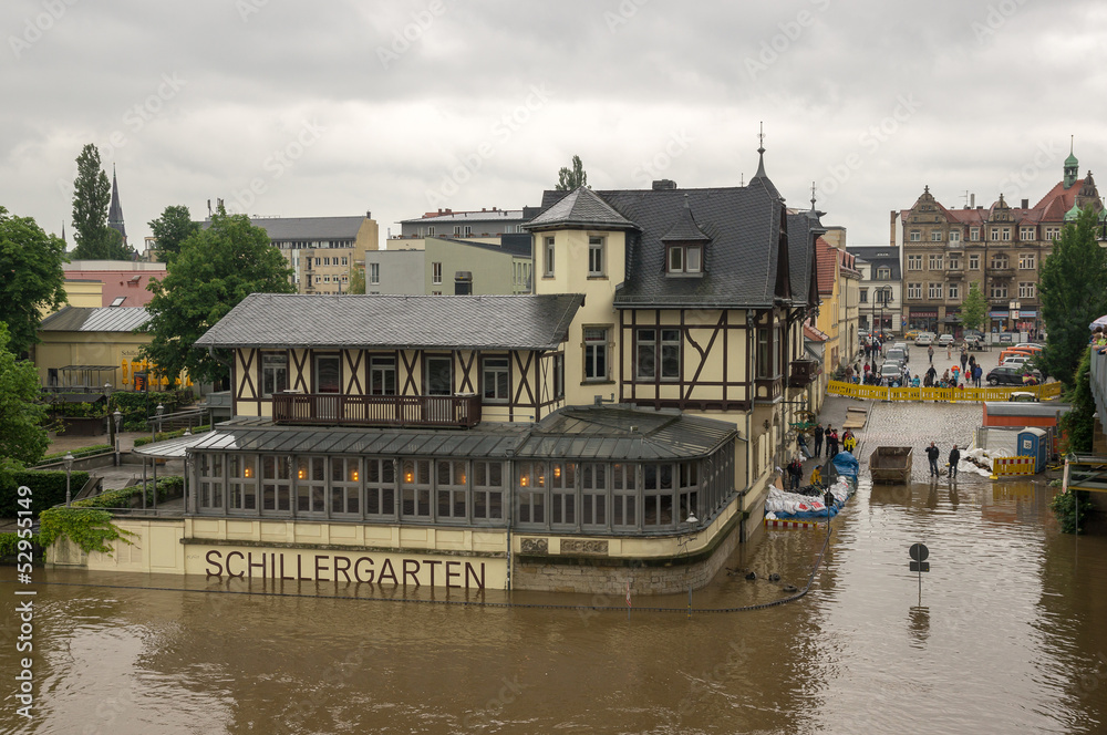 Naklejka premium Flood at Blaues Wunder, Loschwitz bridge, Dresden, Saxiony, Germ