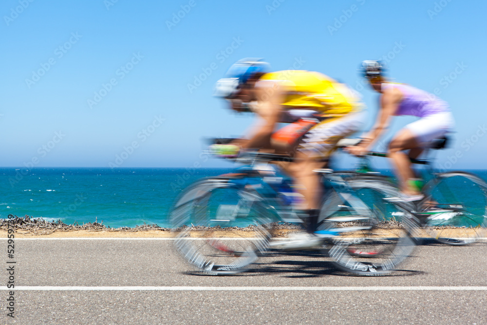 Obraz premium Cyclists competing along a coastal road