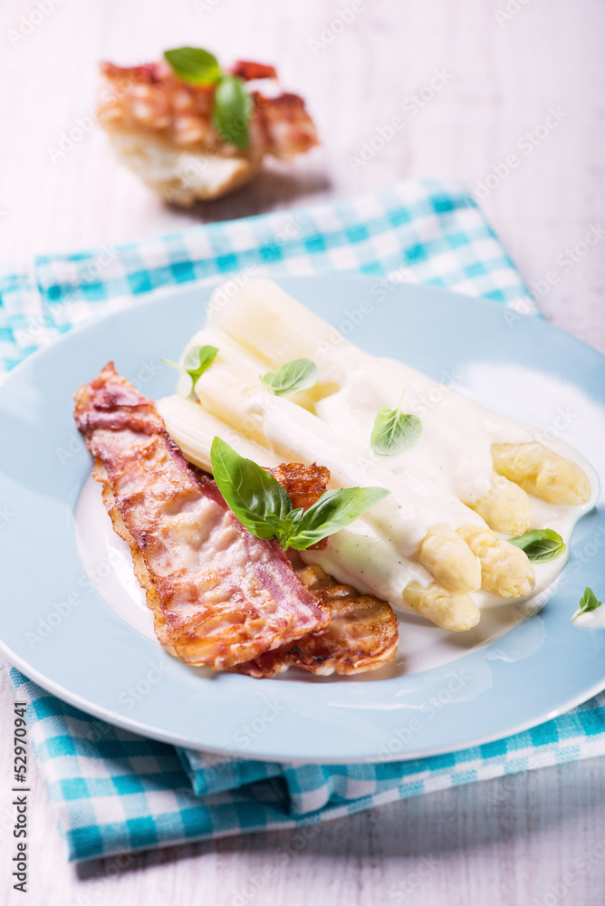 White asparagus served with bacon
