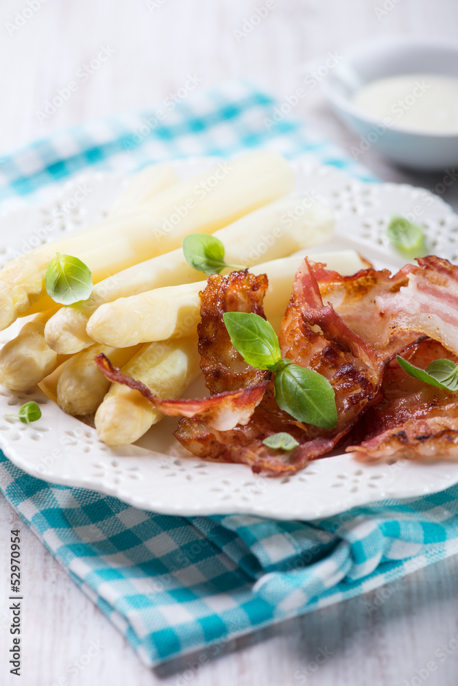 White asparagus served with bacon White asparagus served with bacon