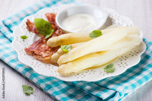 White asparagus served with bacon