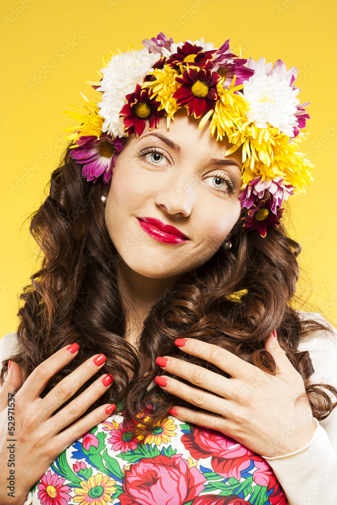 Naklejka premium attractive brunette with chic curly hair. studio