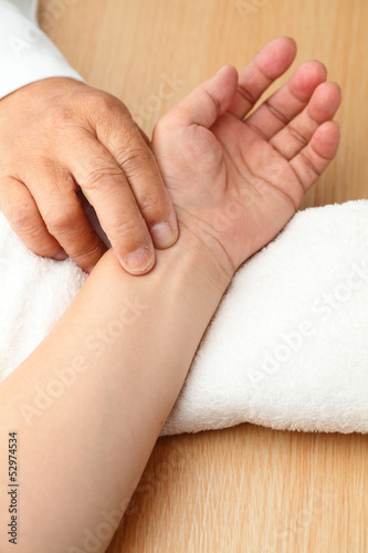 Canvastavla Chinese doctor diagnose pulse of patient