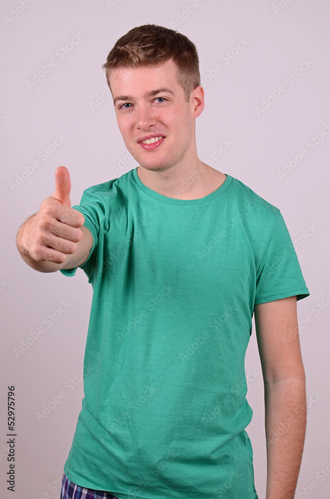 junger mann zeigt daumen junger mann zeigt daumen