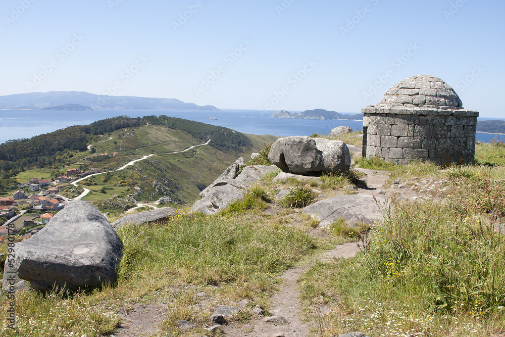 paisaje de monte con castro piedra