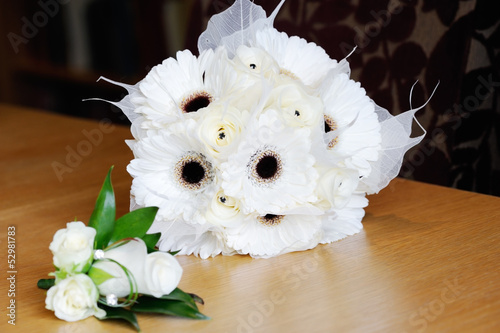 Fényképezés Brides white bouquet and mothers corsage