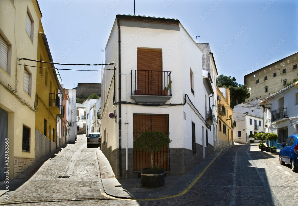 Fototapeta premium calles de Sagunto, España, subida al castillo