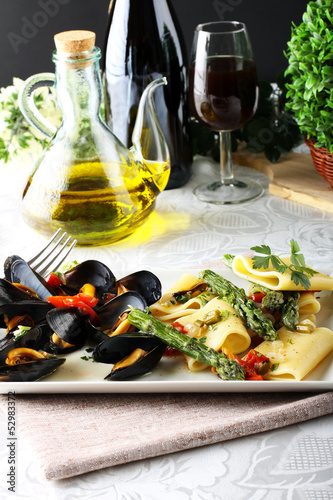 Pasta with mussels and asparagus