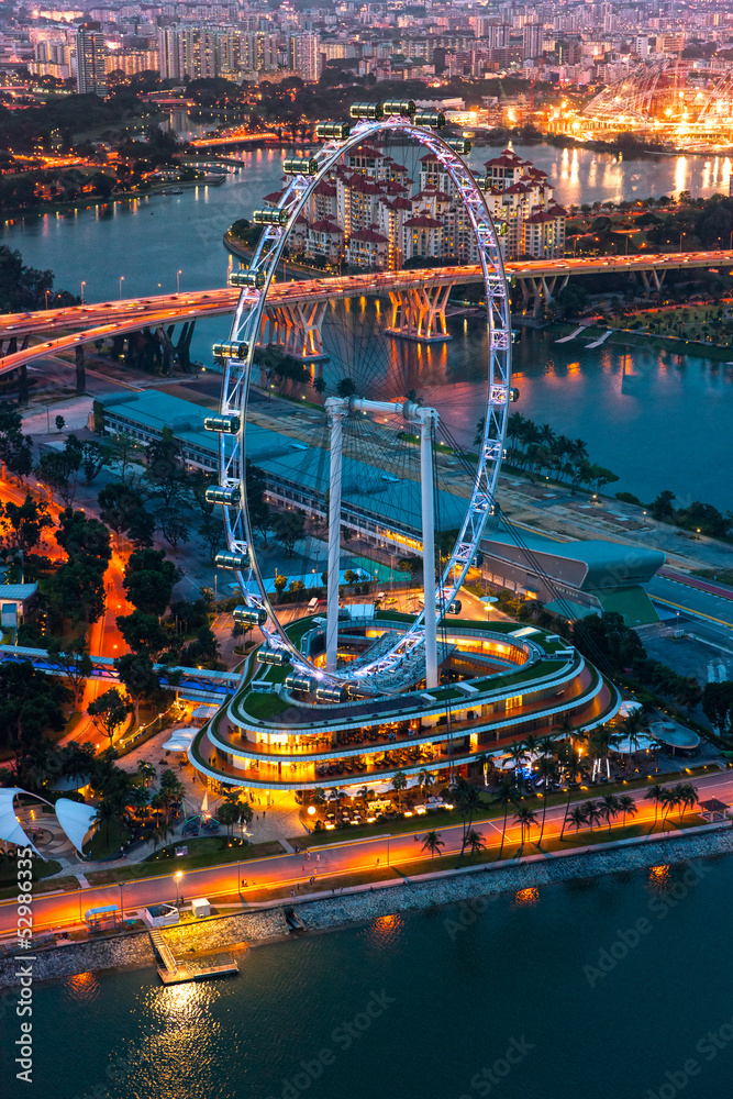 Fototapeta premium View of Singapore at night with the Singapore Flyer.