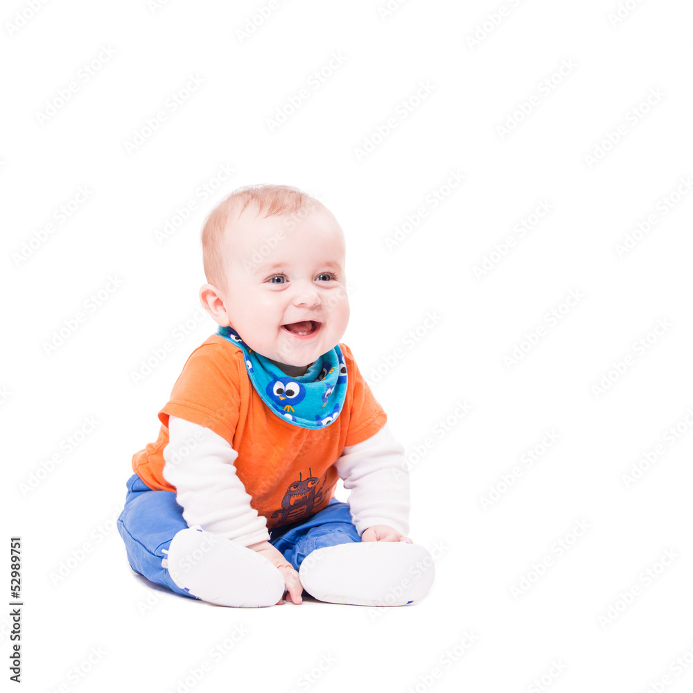 Baby sitzt aufrecht und lacht isoliert Baby sitzt aufrecht und lacht isoliert