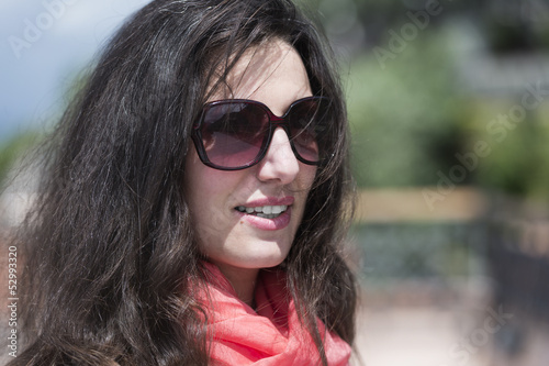 giovane donna con occhiali da sole e foulard