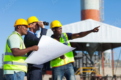 Картината върху платно project manager visiting construction site