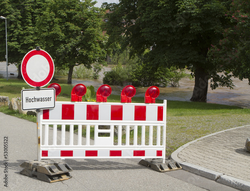 German sign warning of a flooded area