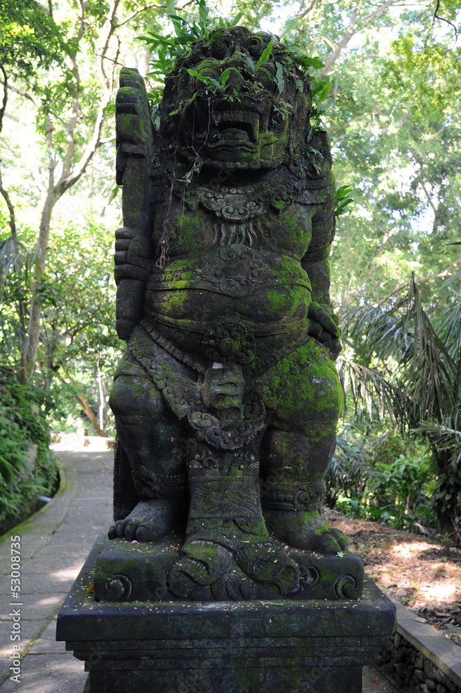 Scultura all`interno del parco di Monkey forest a Ubud, Bali Scultura all`interno del parco di Monkey forest a Ubud, Bali