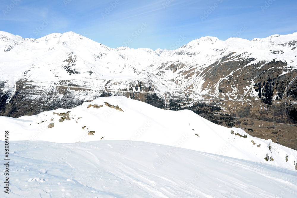 Vista su monte San Gottardo ad Airolo nelle alpi svizzere