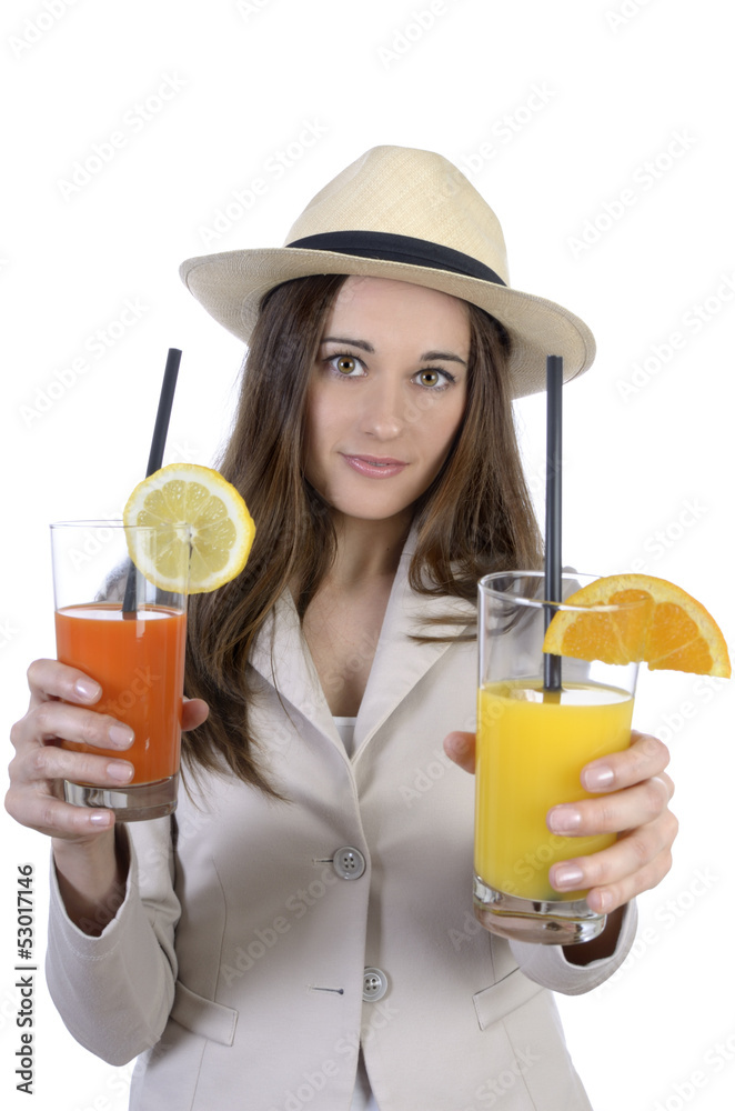 Hübsche elegante Frau mit Hut und Erfrischungsgetränken Hübsche elegante Frau mit Hut und Erfrischungsgetränken