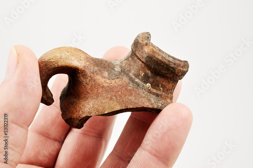 hand holds an potsherd