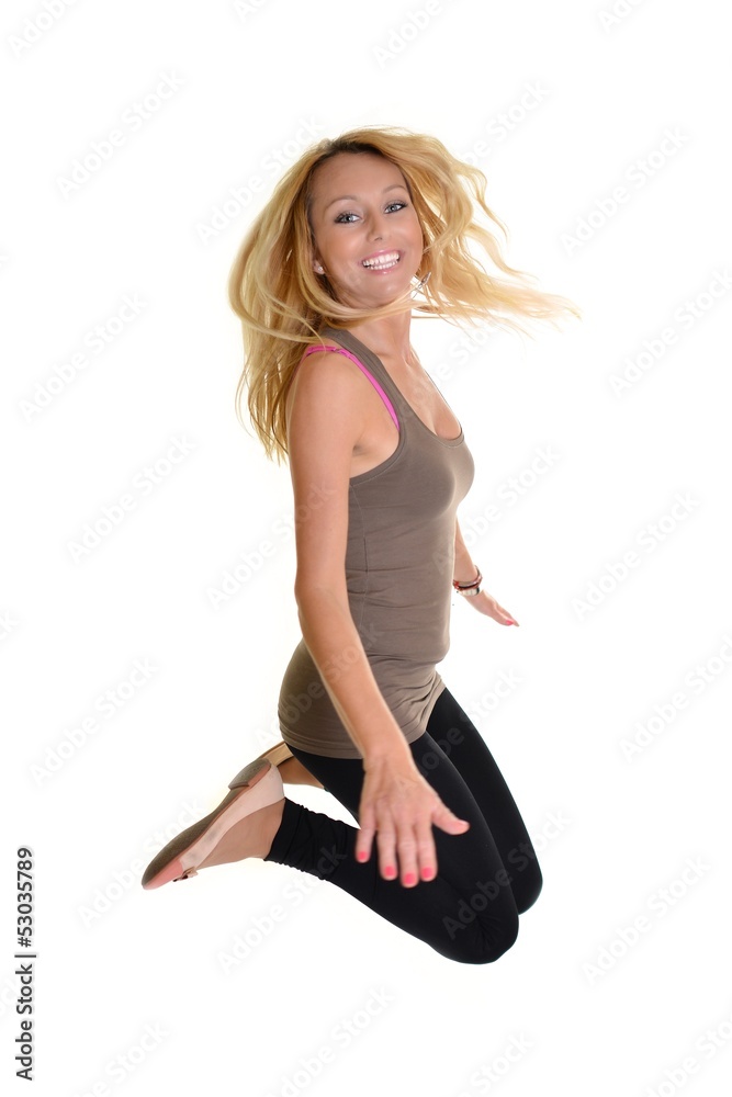 Portrait de belle femme modèle sur fond noir