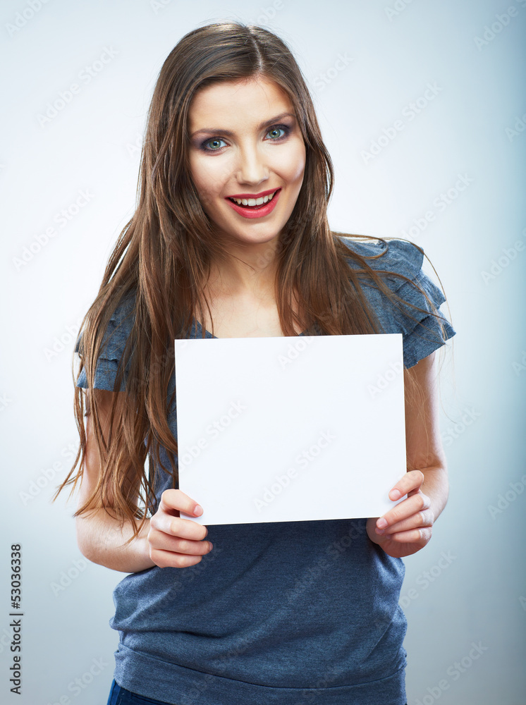 Naklejka premium Teenager girl hold white blank paper. Young smiling woman show