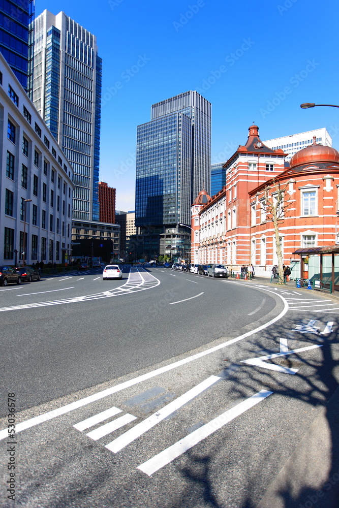東京駅と丸の内のビル群