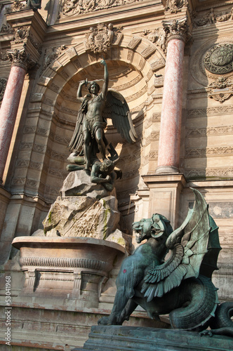 Fontaine place St-Michel à Paris photo