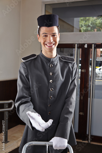 Lächelnder Concierge in Uniform