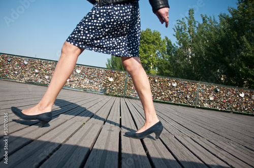 jambes féminines sur le pont des art à Paris