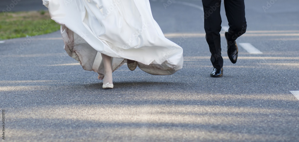 Obraz premium Bride and groom running