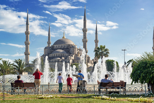 Konstfotografi Tourists admiring nice fountain and Blue Mosque, Istanbul, Turkey
