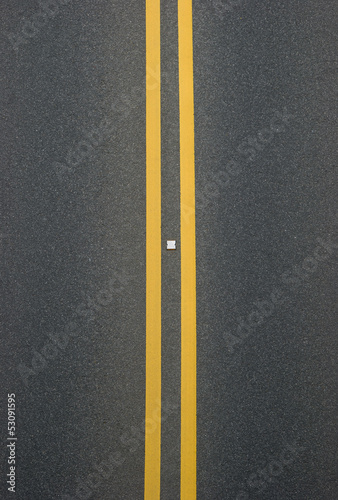 Fotografija double yellow lines divider on blacktop