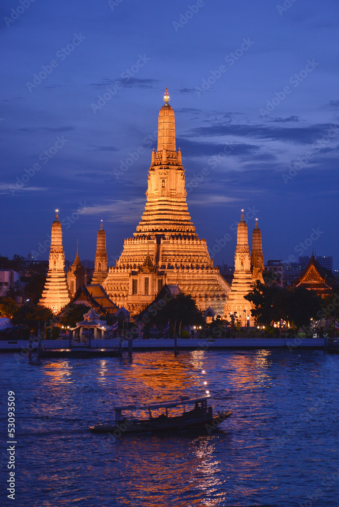 Fototapeta premium Temple of dawn beautiful landmark temple