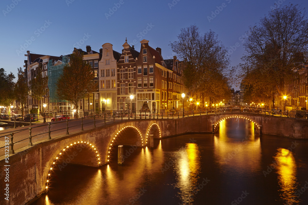 Amsterdam, Niederlande - Gracht in der Abenddämmerung