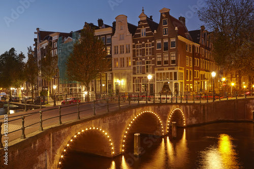 Amsterdam, Niederlande - Gracht in der Abenddämmerung © Olaf Schulz