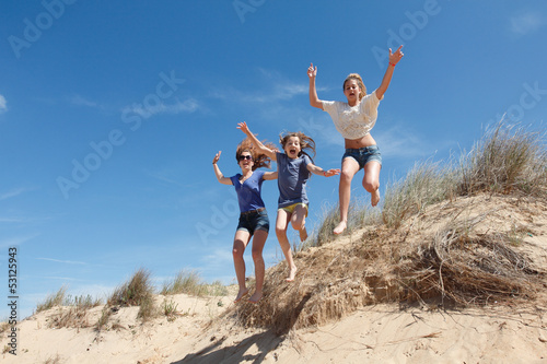 Saut goupe enfants sur la dune