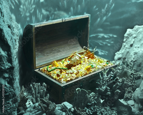 Fotografie, Obraz sunken old treasure chest, underwater pirate vintage gold