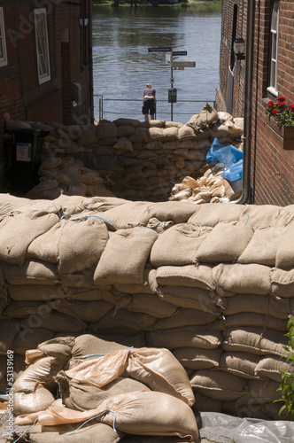 Sandsäcke vor Elbe in Lauenburg