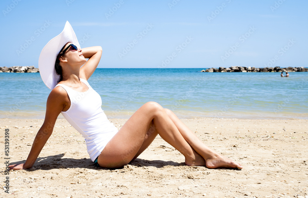 Bella ragazza sdraiata sulla spiaggia che prende sole Bella ragazza sdraiata sulla spiaggia che prende sole