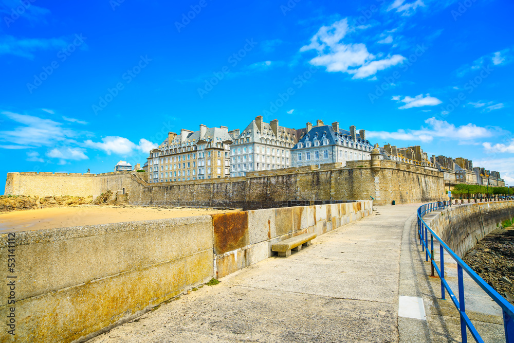 Obraz premium Saint Malo city walls and beach. Brittany, France.