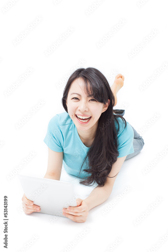 タブレットPCを使う女性