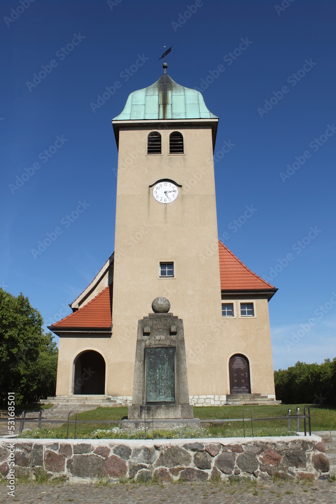 Vor der Dorfkirche im brandenburgischen Sommerfeld