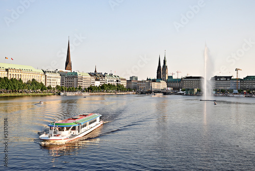 Hamburg am Abend beleuchtet