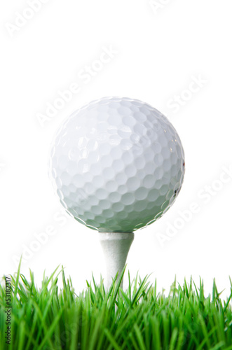 golfball auf tee im rasen
