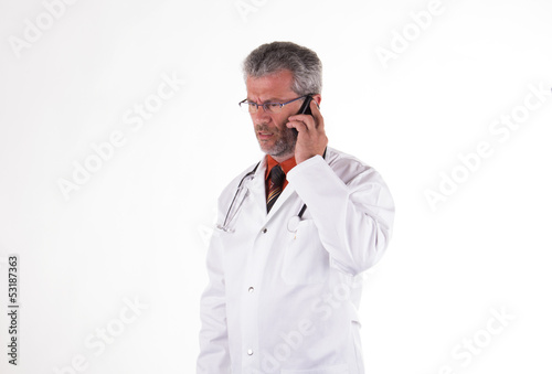 Arzt mit Handy telefoniert ernst © Christian Schulz