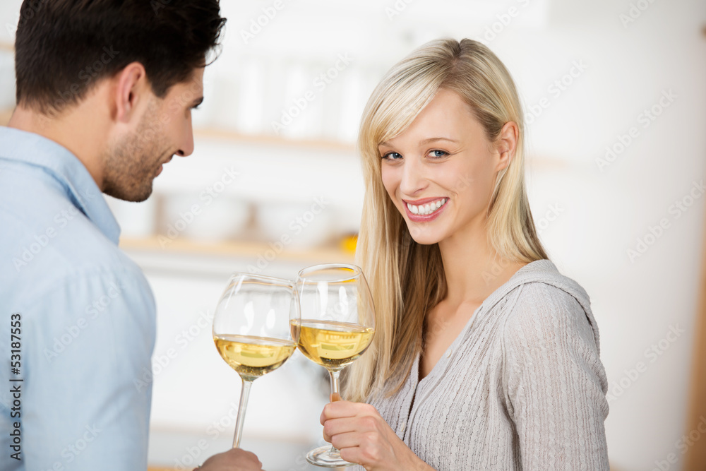 paar genießt ein glas wein zusammen paar genießt ein glas wein zusammen