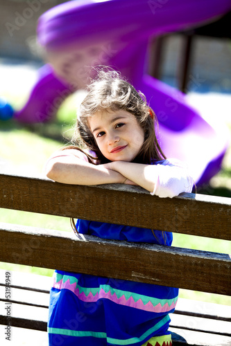 Bambina sorridente al parco giochi