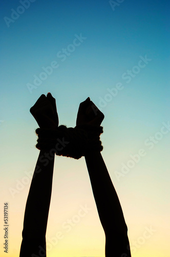 Obraz na płótnie Hands tied up with rope w salonie