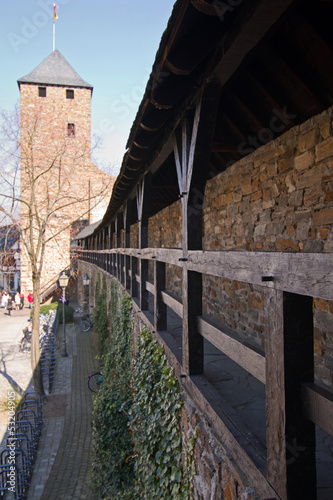 historische Stadtmauer mit Wehrgang in Ahrweiler