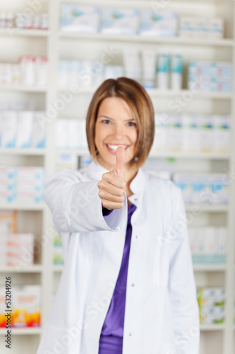 pharmacist shows thumbs up © contrastwerkstatt